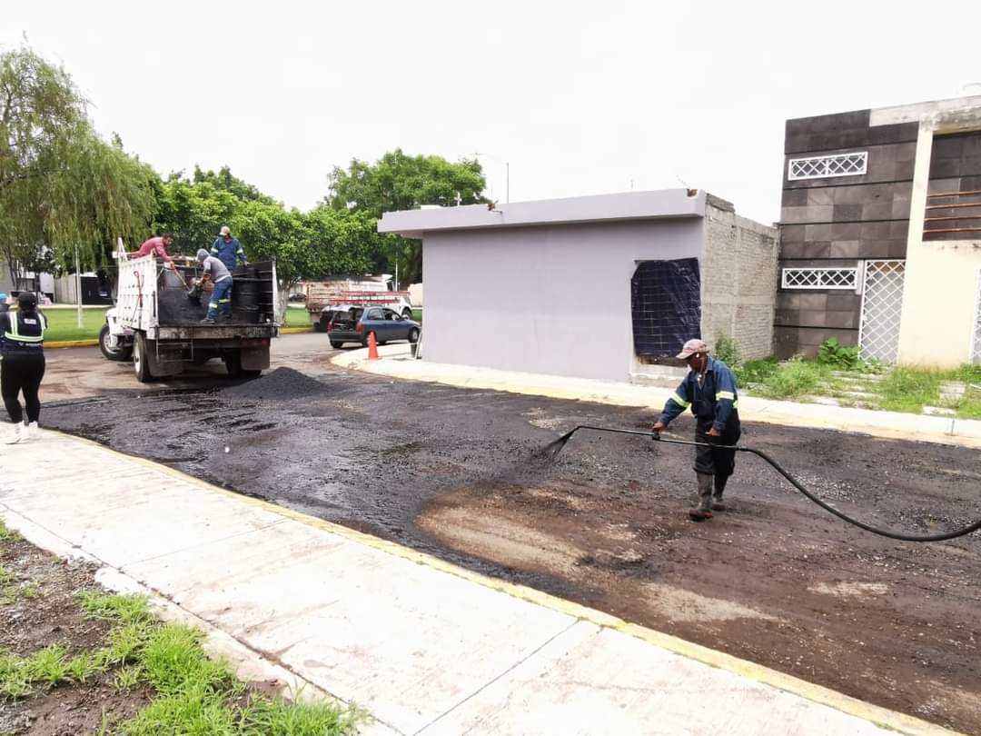 Unen esfuerzos vecinos de Villa de Las Flores y autoridades para realizar mejoras a vialidad