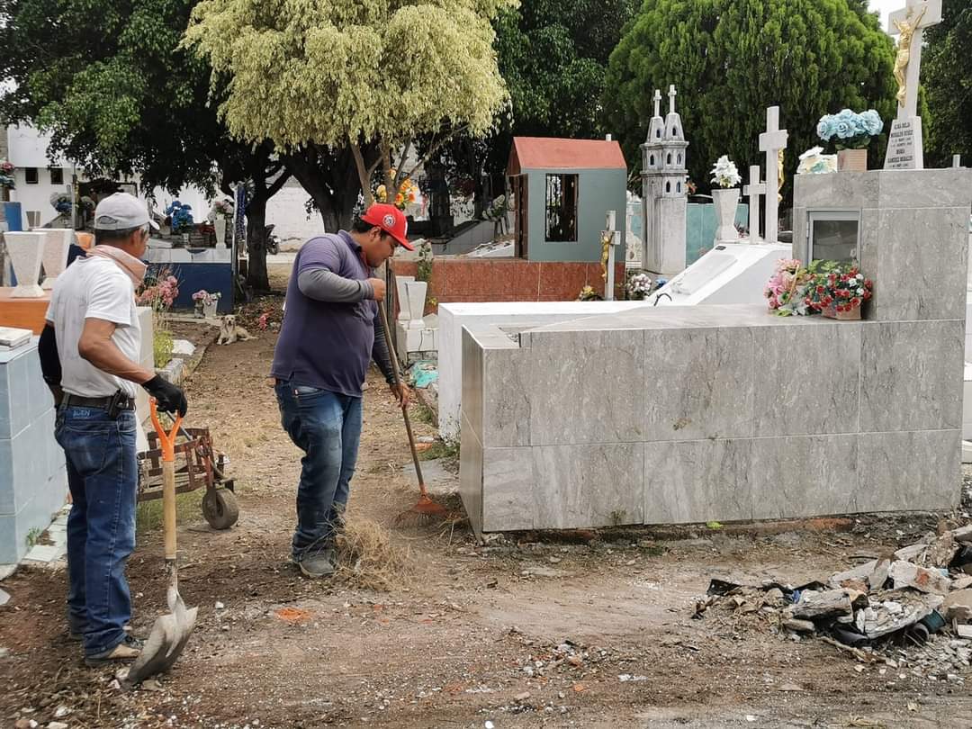 Siguen los trabajos de limpieza y saneamiento en el panteón municipal para prevenir proliferación del mosquito transmisor del dengue