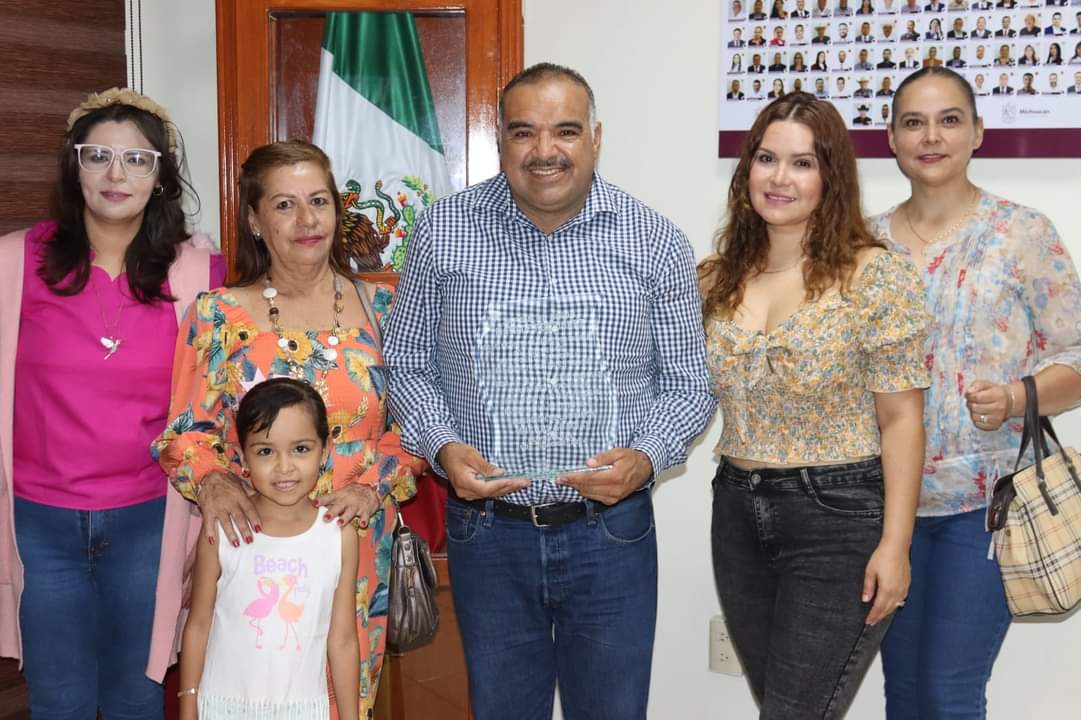 Reconocen a Isidoro Mosqueda los padres de familia de la escuela 