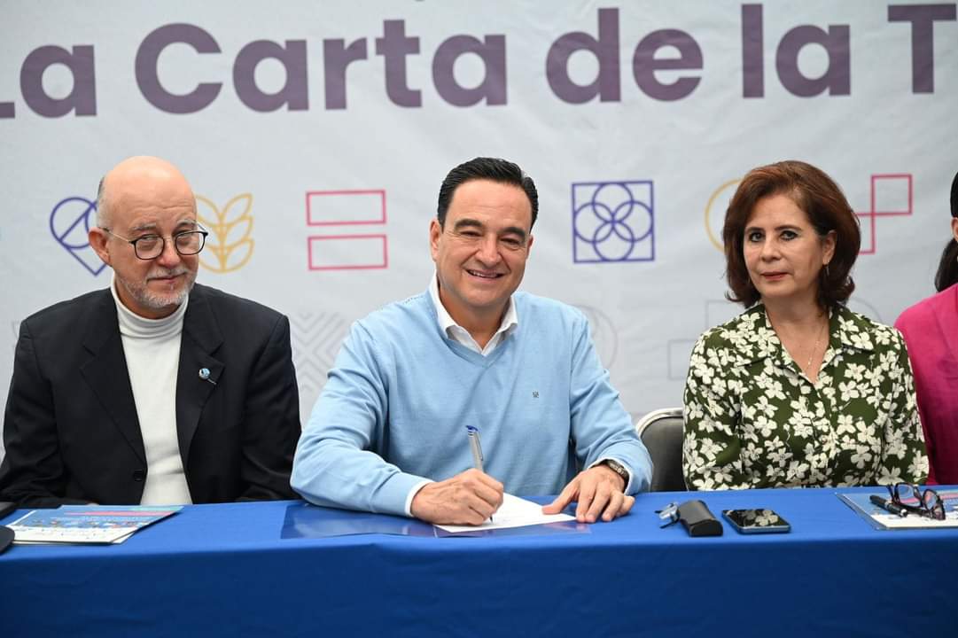 Carlos Soto firma compromiso con la Carta de la Tierra