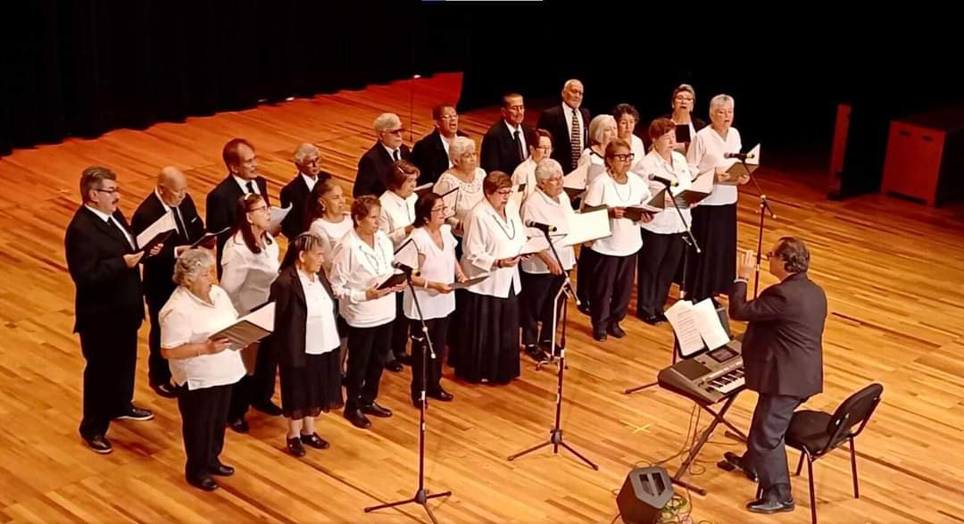 Coro de Adultos Mayores del DIF Zamora actuó en graduación de la Escuela Normal 