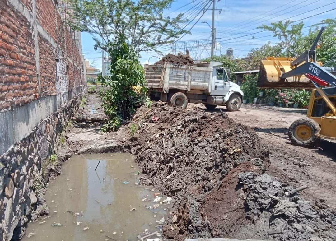 Gobierno de Zamora y vecinos de Guanajuatillo unen esfuerzos para desazolvar canal de riego