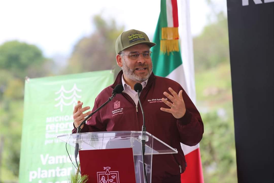 Bedolla arranca reforestación de un millón y medio de árboles en la cuenca del lago de Pátzcuaro