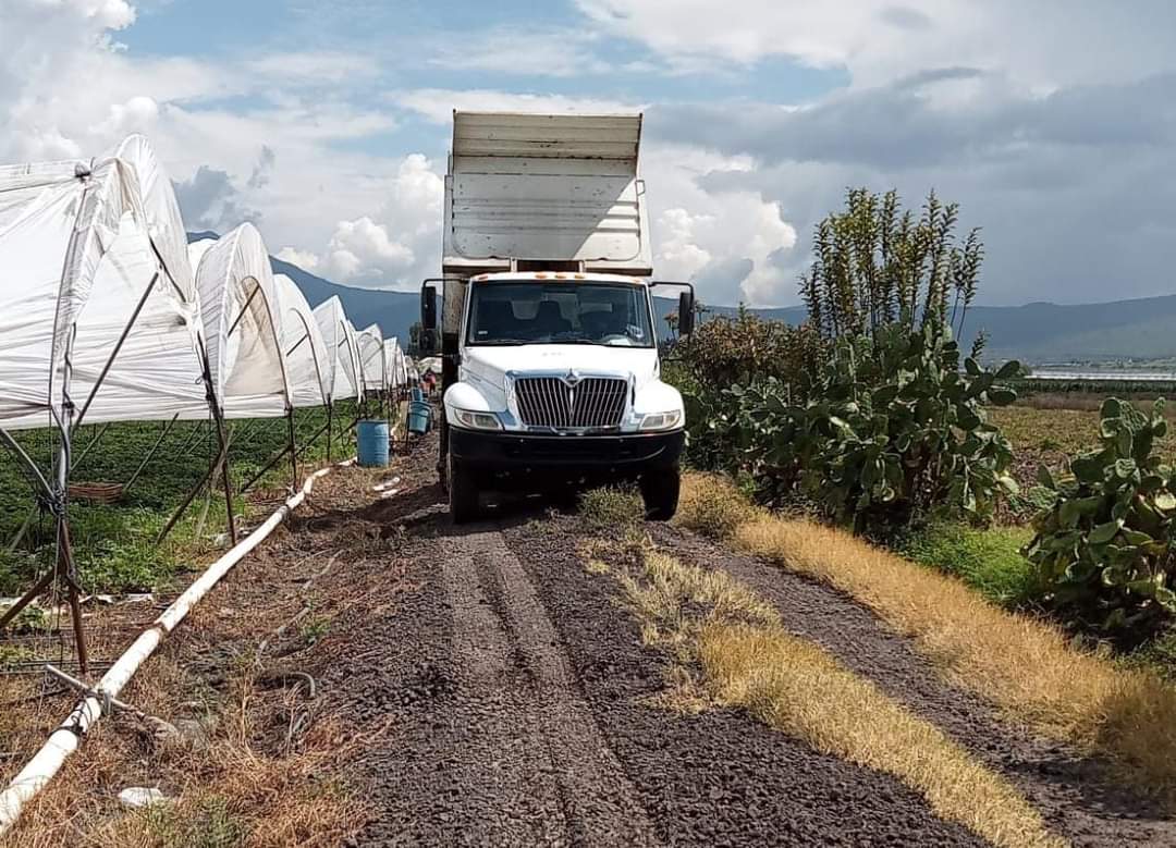 Conjuntamente ejidatarios y autoridades municipales rehabilitan caminos saca cosechas en La Ladera