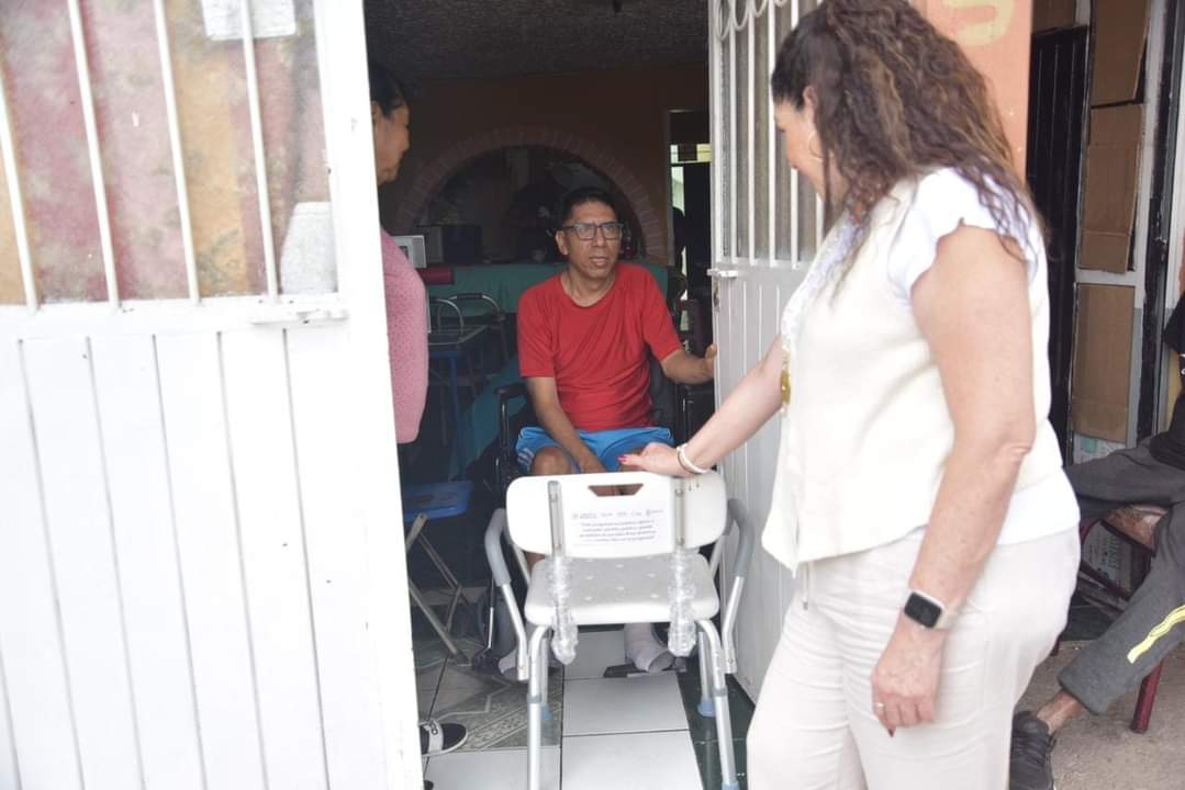 DIF Zamora entregó siila de baño en apoyo a un vecino de la Miguel Hidalgo