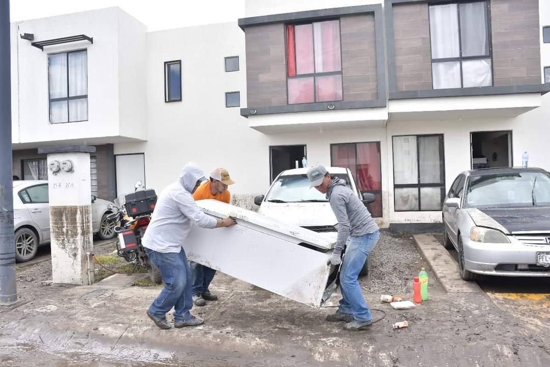 EMPLEADOS MUNICIPALES APOYAN A VECINOS DEL FRACCIONAMIENTO DOS PLAZAS