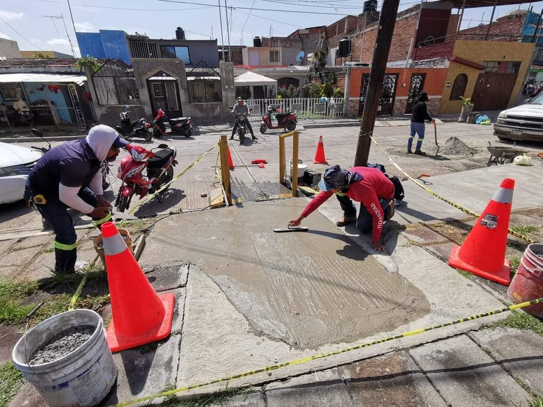 Realizan construcción de rampa de acceso y banqueta en calle de La Pradera