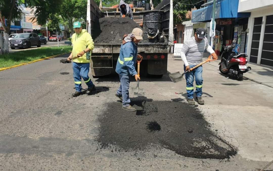 Mantienen activas dos brigadas municipales de bacheo para rehabilitar calles