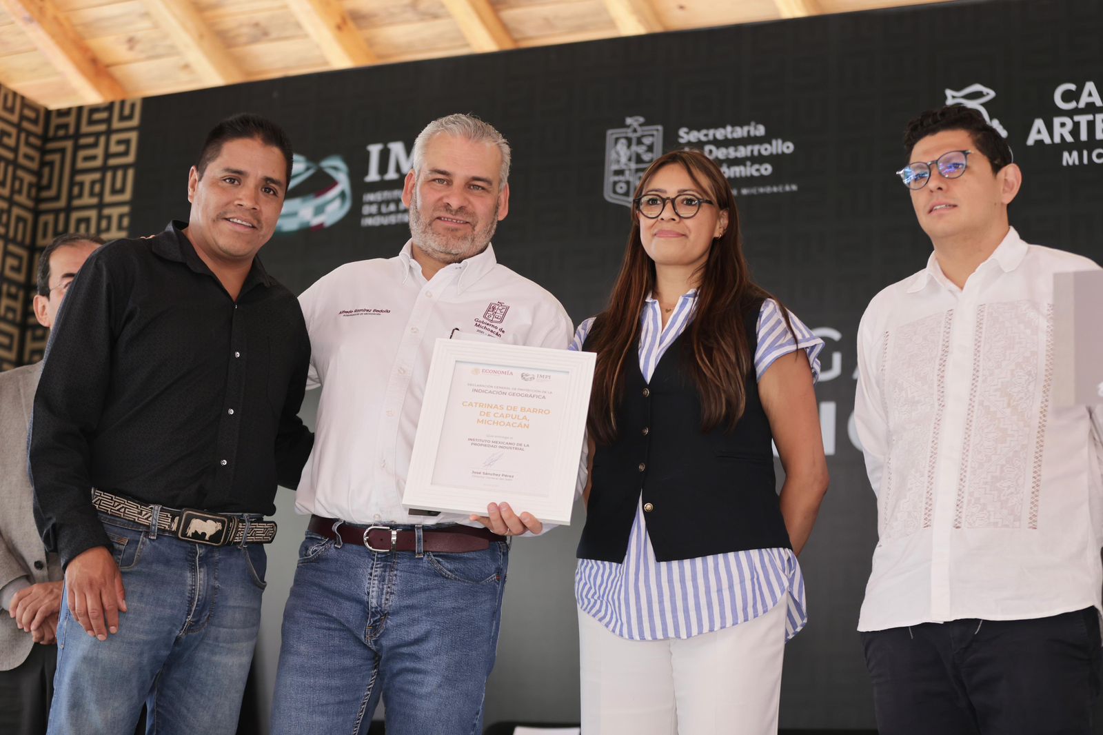 Con certificación se protegen catrinas de Capula y cobre martillado de Santa Clara: Bedolla