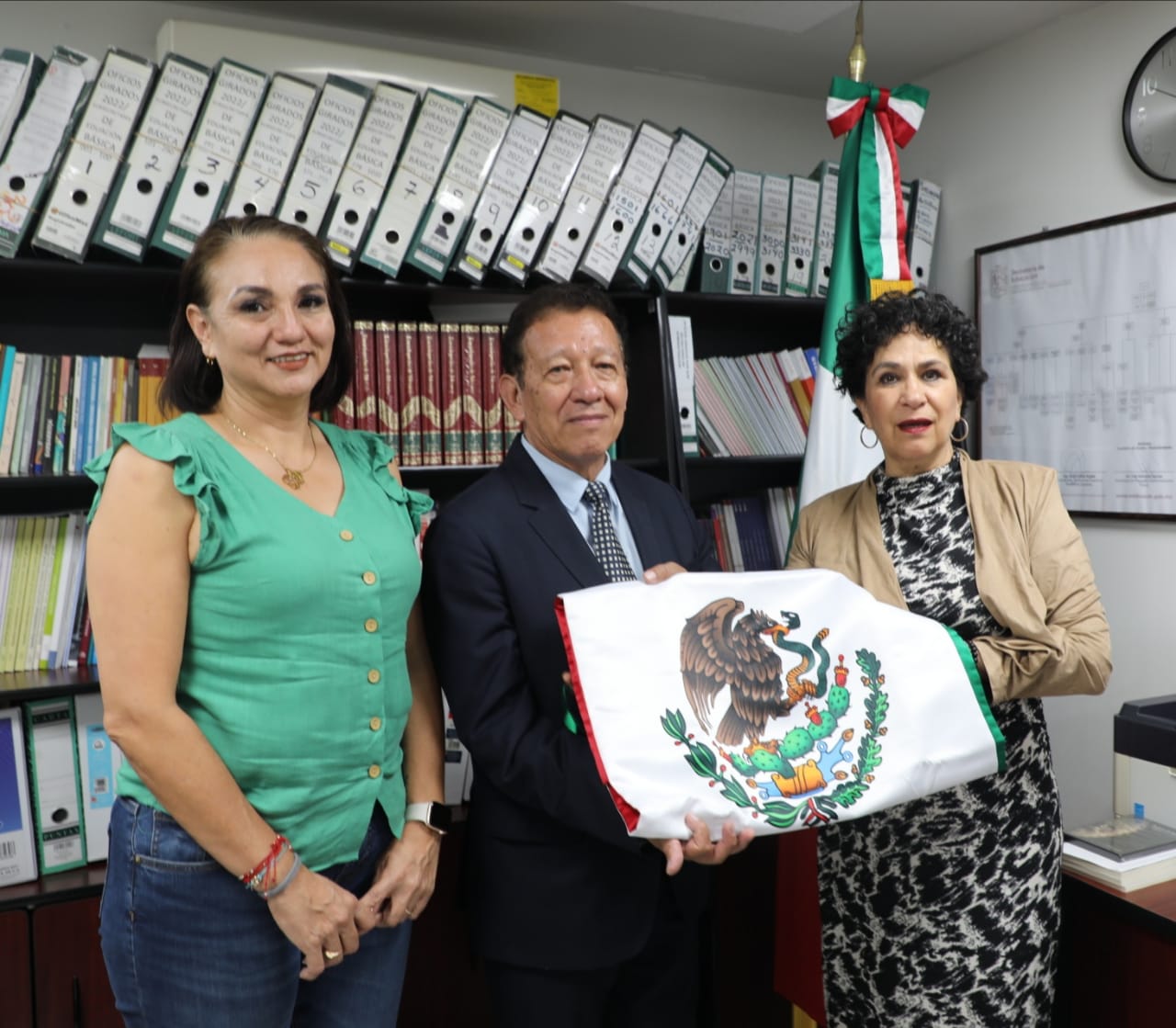 Maestro michoacano representará a México en España en concurso de poesía