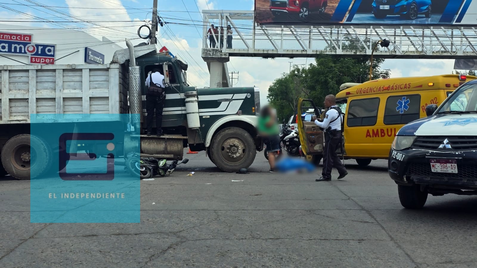 Camión volteo embiste a motociclistas; hay un niño muerto y dos mujeres heridas 