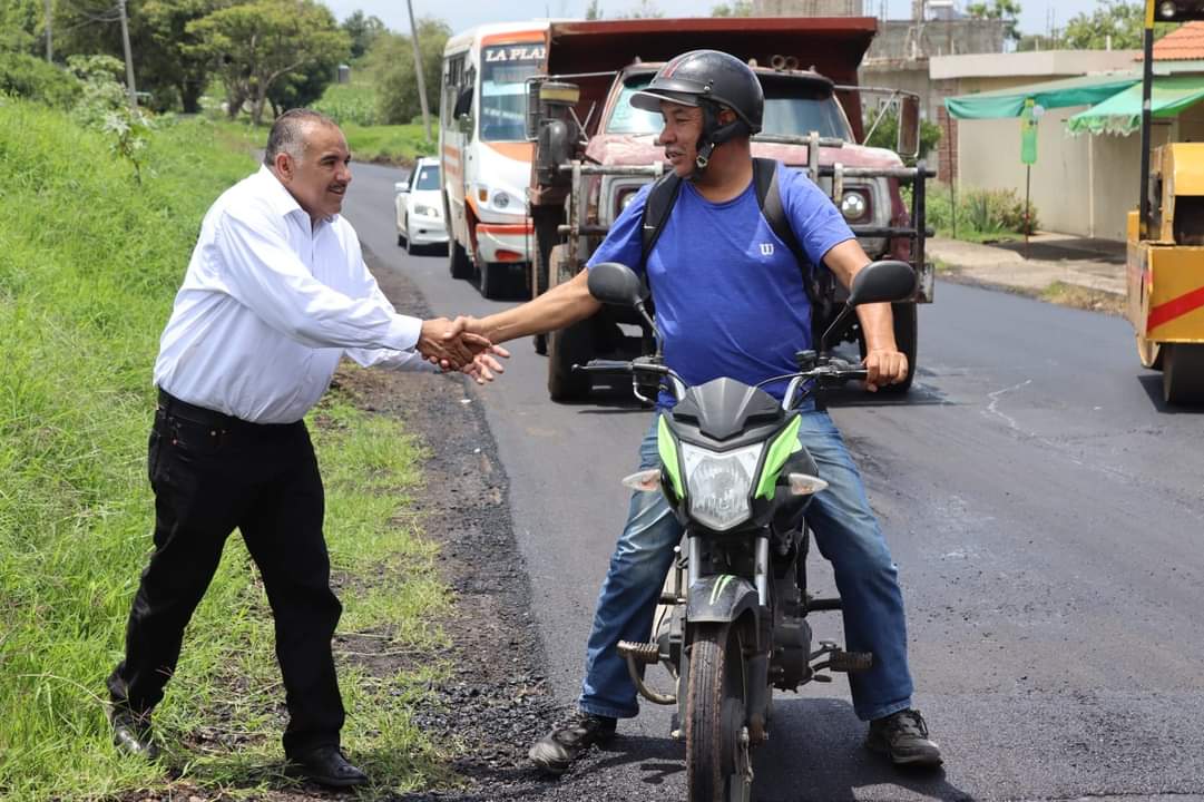 Alcalde de Jacona supervisa avances del reencarpetamiento del camino a Tamándaro