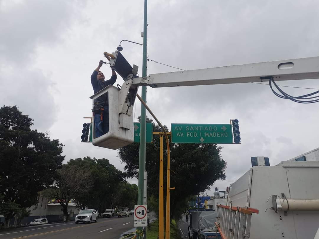 Entran nuevamente en función los semáforos de Madero norte a la altura del puente de Palo Alto