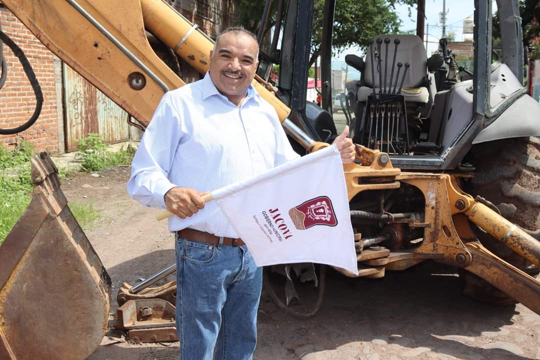 Isidoro Mosqueda dio el arranque de la pavimentación de la calle Toreo en El Alejandreño