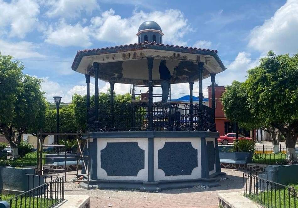 Dan remozamiento y mantenimiento a kiosco de la Plaza de La Rinconada