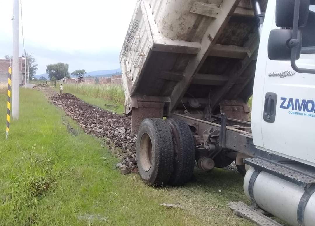 Gobierno de Zamora contribuye a mejorar vías de comunicación en La Estancia de Amezcua