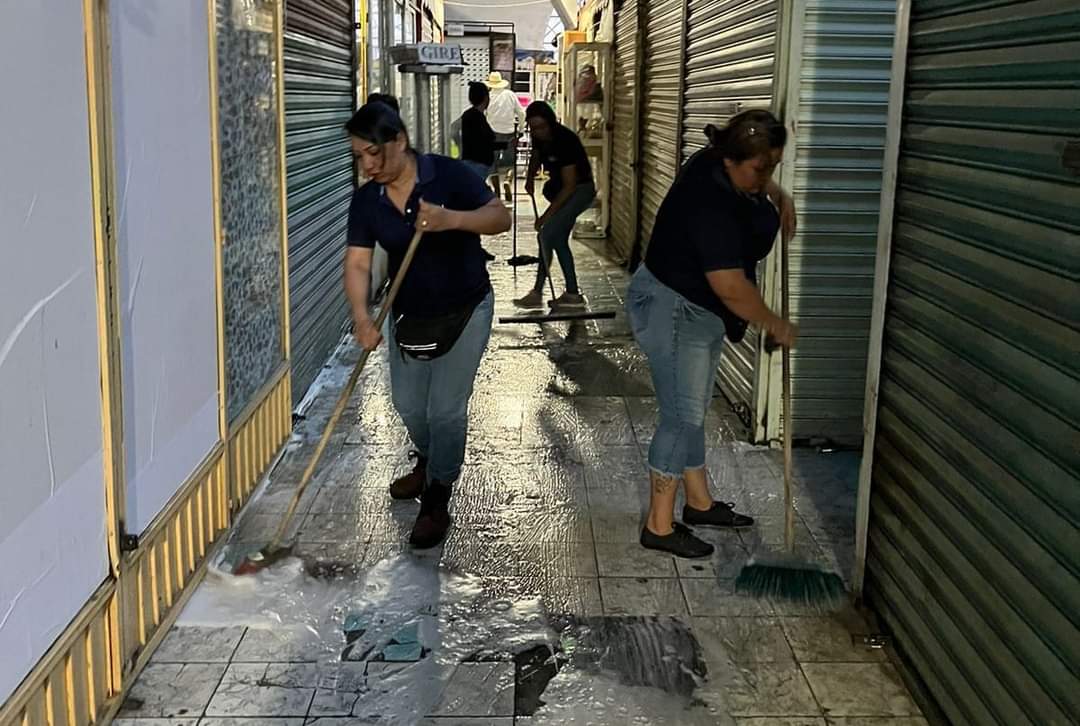 Concluyen trabajos de limpieza y fumigación en los mercados municipales