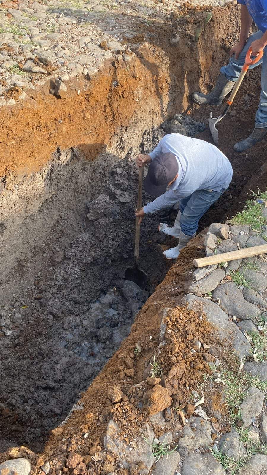 Realizan trabajos para atender socavón surgido en la calle Nicolás Fernández en Jacona