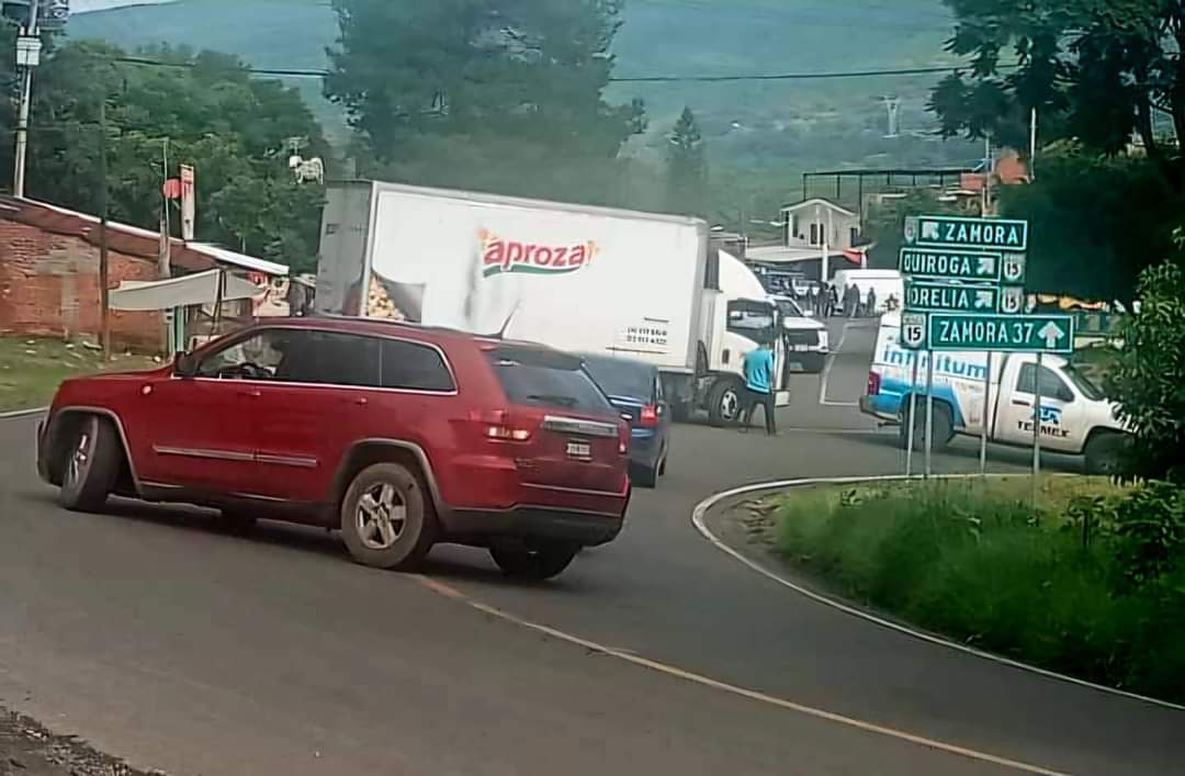 Colocan bloqueo carretero en Carapan por la desaparición de tres integrantes de una familia