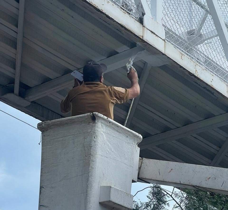 Realizan mantenimiento a estructura del puente peatonal del Acceso Norte en Palo Alto