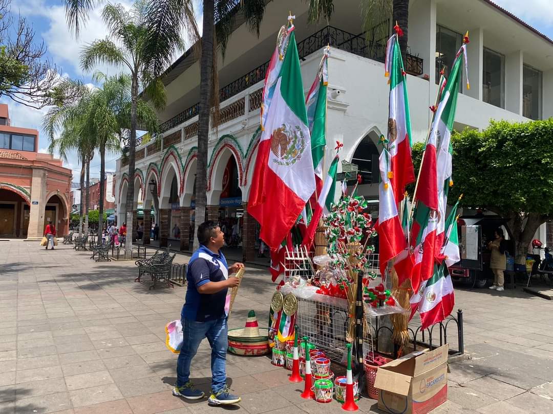 Comerciantes de Banderas inician colorido de Fiestas Patrias; tradición septembrina entre la gente