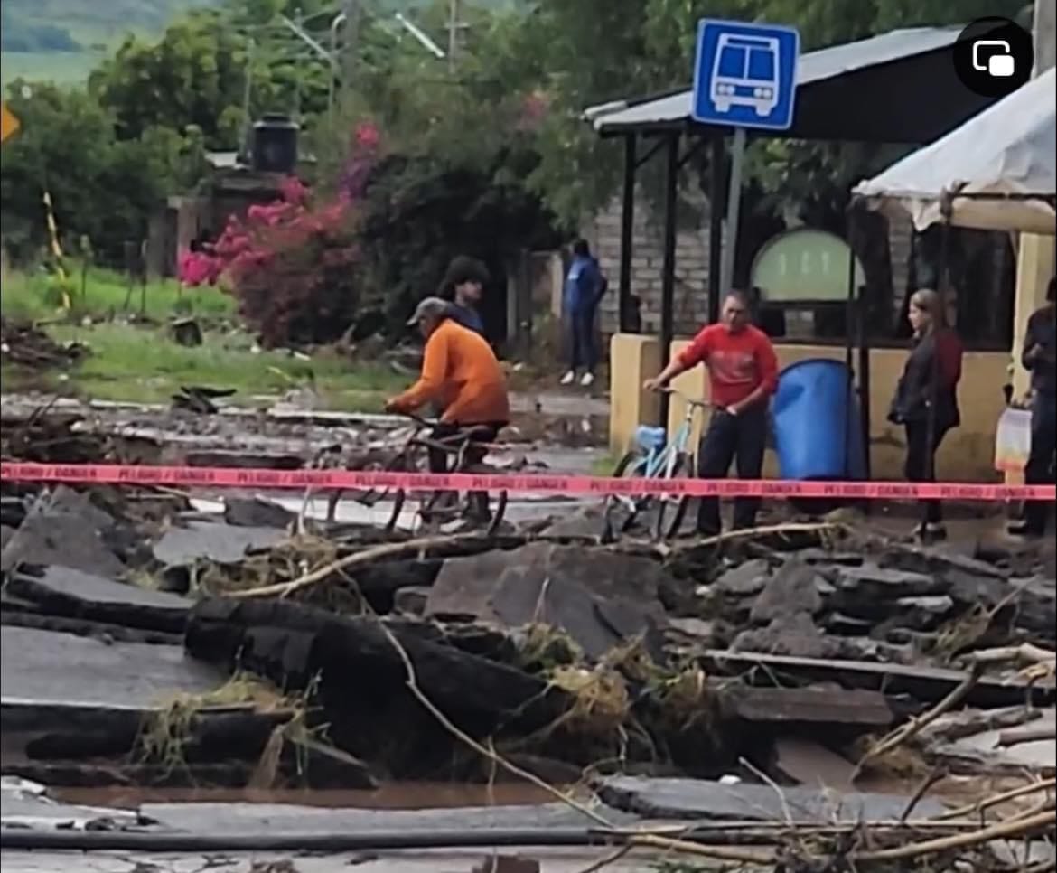 Fuerte tromba azota a Purépero y Tlazazalca, se reportan inundaciones y daños en carreteras