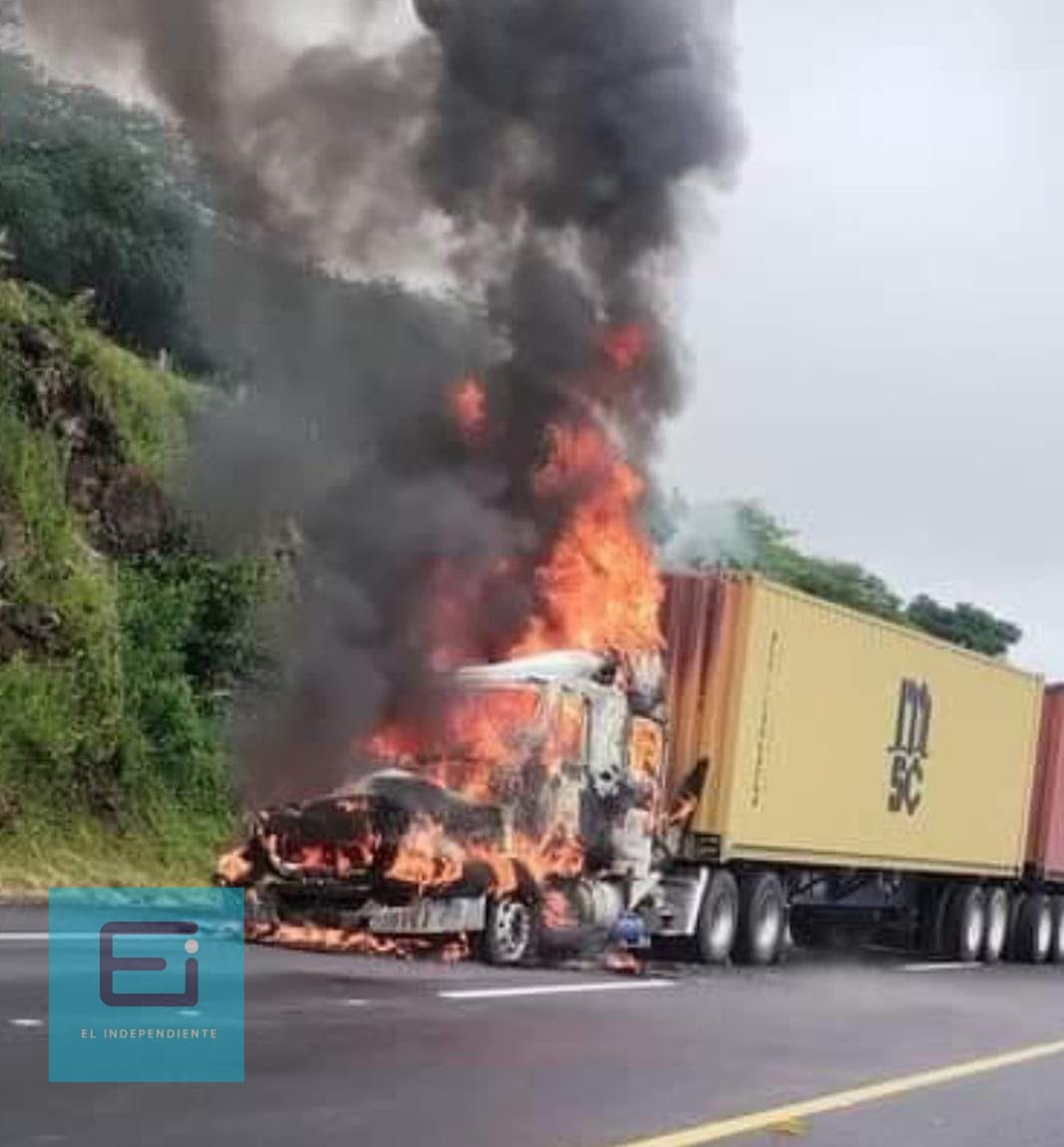 Camión de carga se incendia en la México Guadalajara, no hay heridos