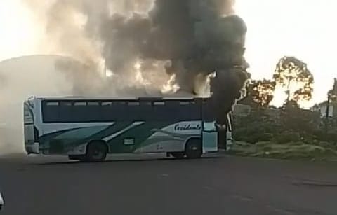 Queman autobús en bloqueo de La Cantera, por desaparición de Policías Comunalesb