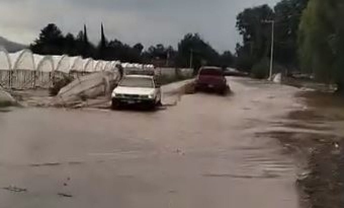 Se desborda río tras intensa lluvia en Tangancícuaro