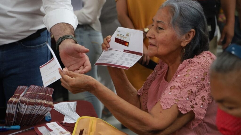 Pensión Bienestar: Qué día le pagan a cada apellido según su inicial