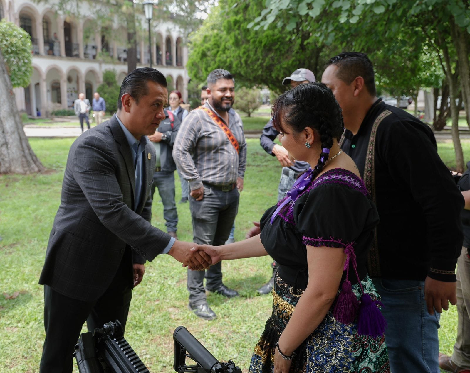 Entrega Gobierno de Michoacán armas y equipos a comunidades indígenas con certificación ante Sedena