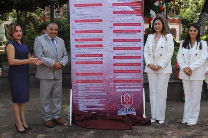 Isidoro Mosqueda hace la develación del Bando Solemne con el programa de festejos patrios