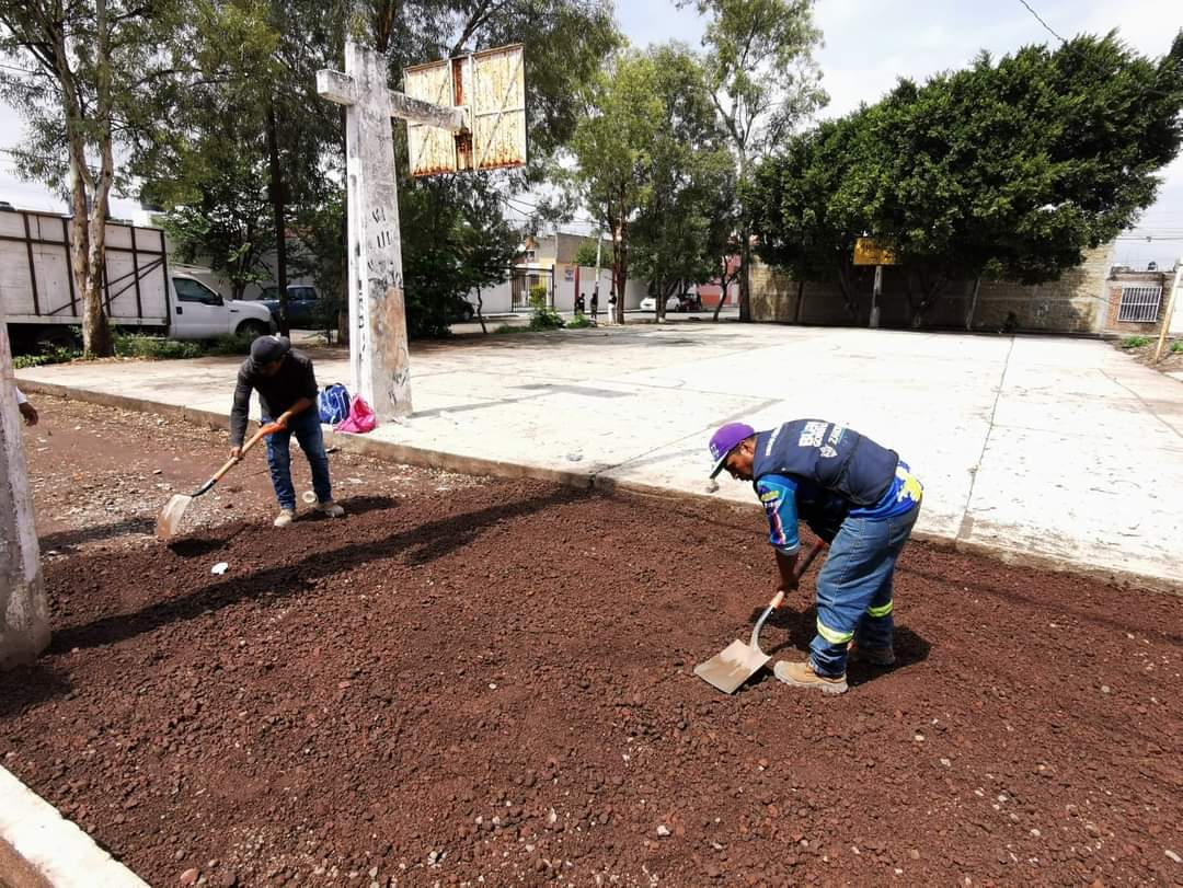 Realizan mejoramiento a zonas aledañas a cancha de basquetbol ubicada en Valencia Primera Sección