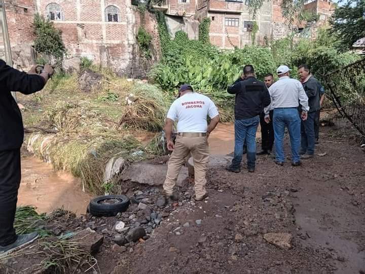 Isidoro Mosqueda gira instrucciones al personal municipal para atender a la población por la tromba suscitada