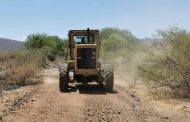 Realizan trabajos de nivelación y mejoramiento del camino de La Saucedo hacia tierras de cultivo