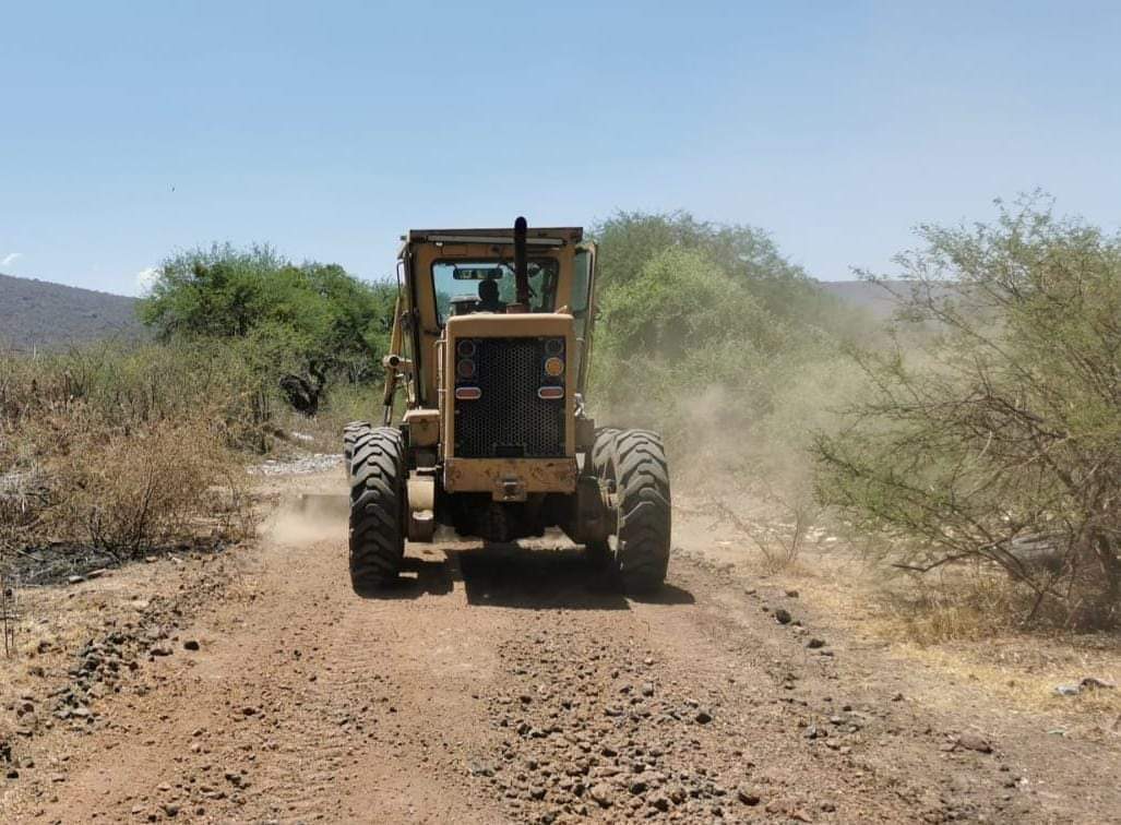 Realizan trabajos de nivelación y mejoramiento del camino de La Saucedo hacia tierras de cultivo