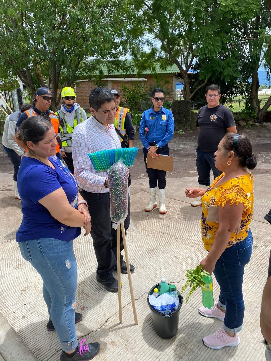 Entrega Arturo Hernández, apoyos a familias afectadas por las lluvias en Tangancícuaro.