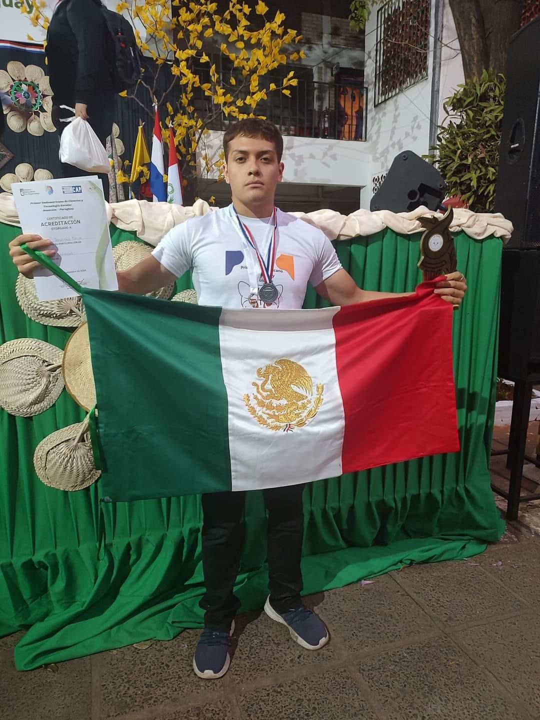 Estudiantes del Cecytem se coronan en Feria de Ciencias en Paraguay