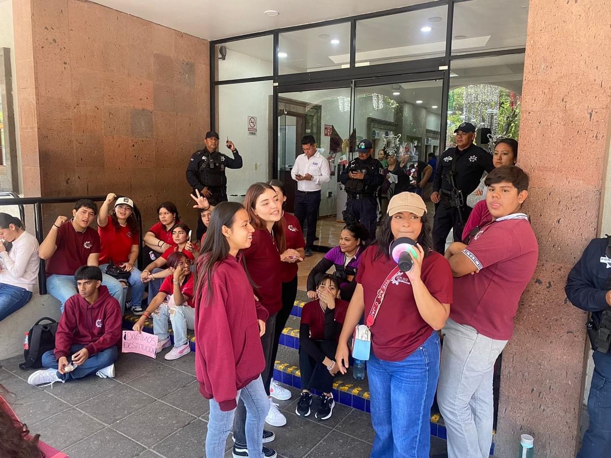 Padres de familia y personal docente insisten en destitución del director del CBTIS 52