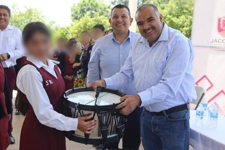 Isidoro Mosqueda entregó tambores para la Banda de Guerra de la Secundaria N°2 