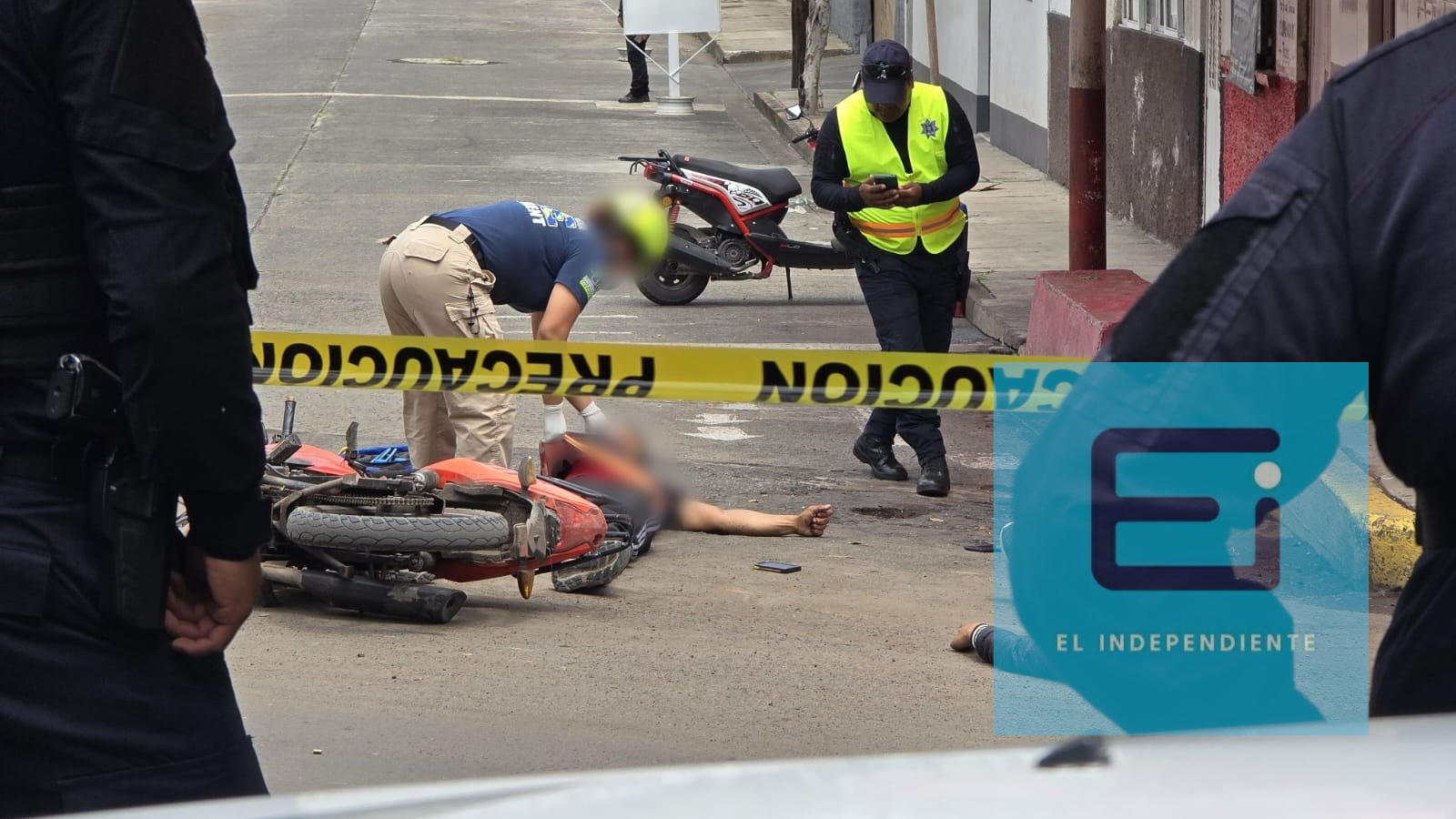 Atacan a balazos a dos jóvenes motociclistas en la Ejidal Norte; hay un muerto