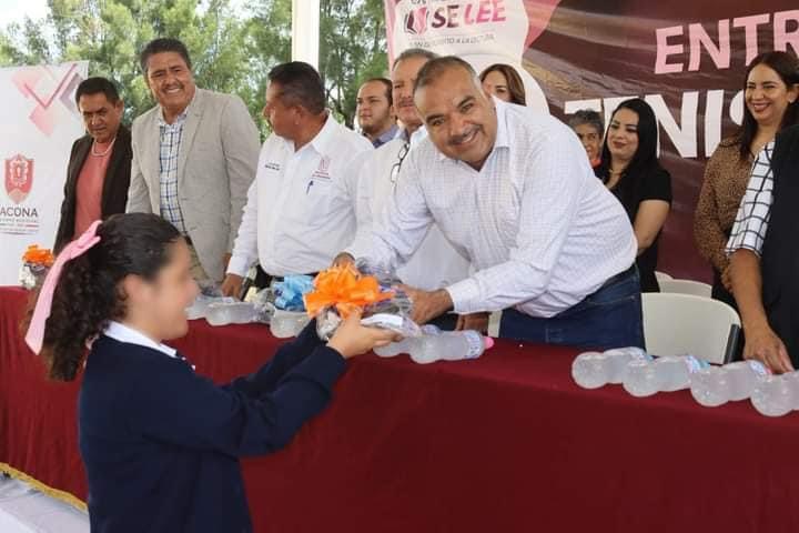 Isidoro Mosqueda encabezó entrega de tenis y libros a estudiantes de Secundarias