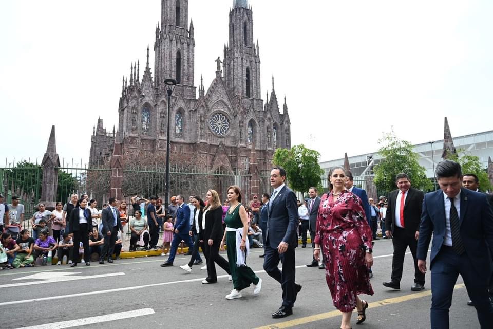 Desfile conmemorativo por 214 aniversario del inicio de la Independencia de México tuvo numerosa participación en Zamora