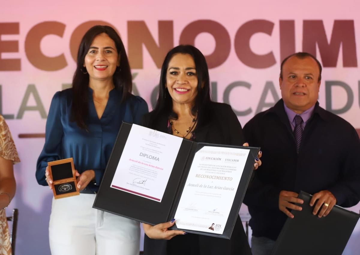 Reconocen a 55 docentes michoacanos por su práctica educativa: SEE