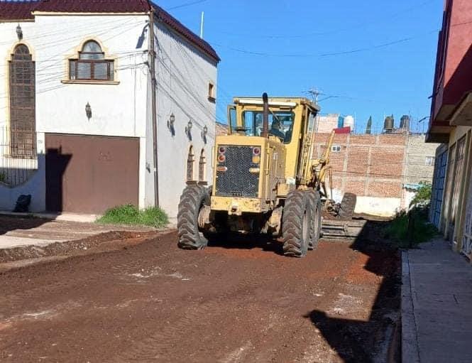 Dan mantenimiento y nivelación a calles del Real del Valle