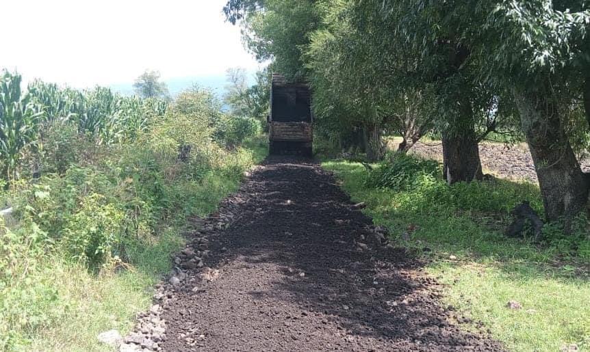 Arreglan caminos saca cosechas y carriles en la comunidad de Romero de Torres