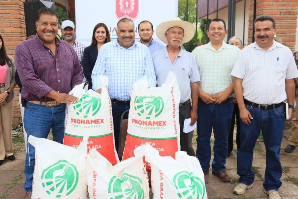 Entregan 35 toneladas de fertilizante químico y urea granulada a 80 productores de Jacona