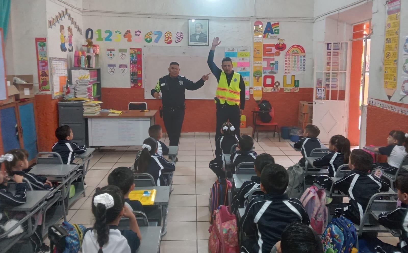 Imparten curso de educación vial a estudiantes de la primaria 