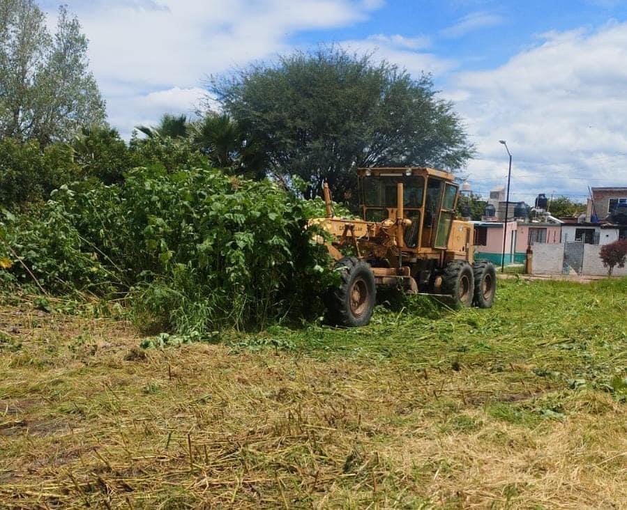 Realizan limpieza de exteriores del jardín de niños 