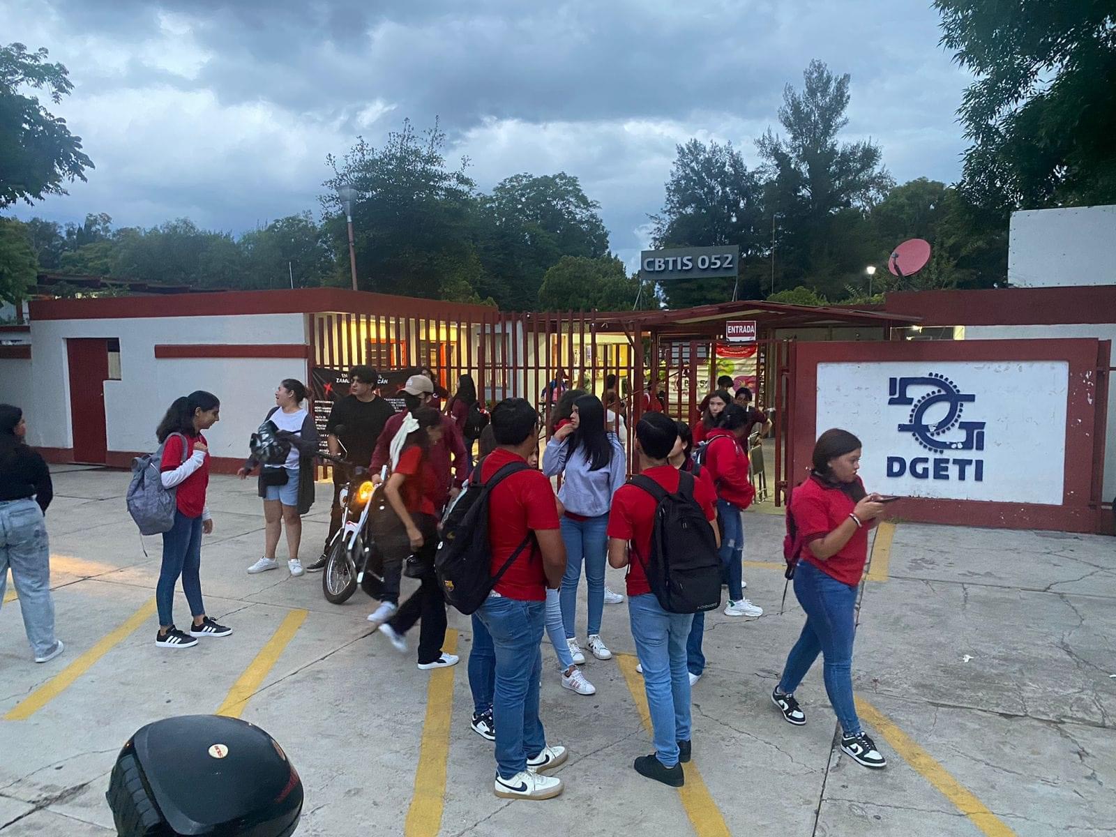 Alumnos del CBTIS 52 regresan a clases